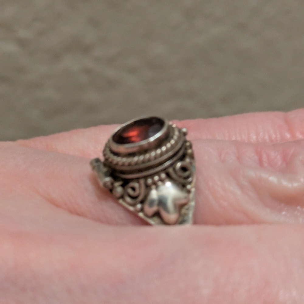 Elegant Sz. 6 3/4 Vintage Sterling Silver & Garnet Poison Ring - Picture 2 of 6